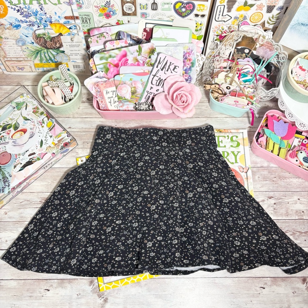 L.A. Hearts Dark Floral Black Skater Mini Skirt Women’s Size XS Feminine Fall